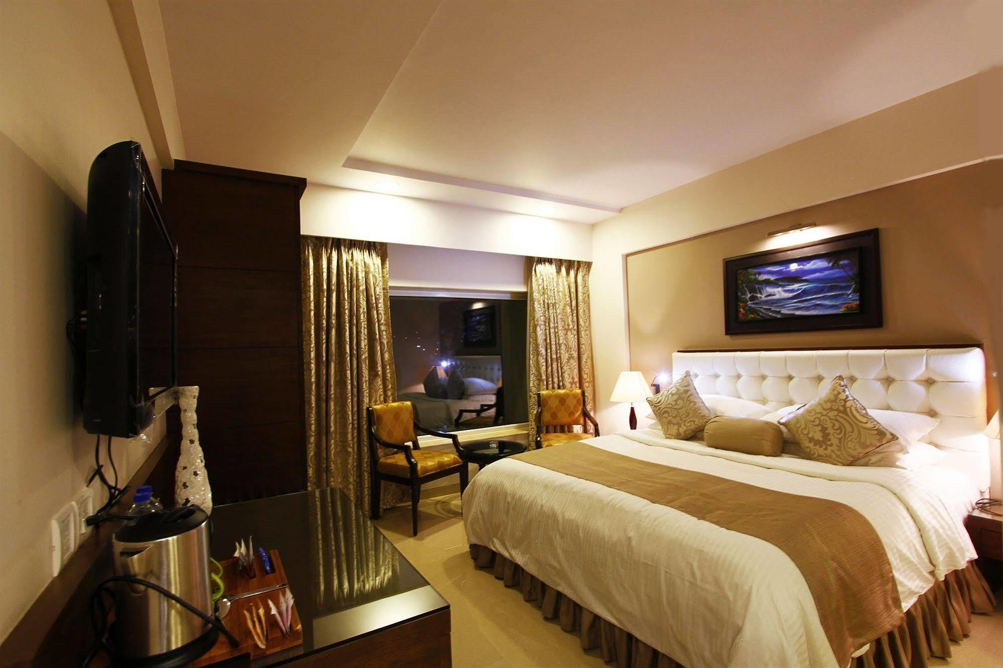 Hotel La Capitol Panaji Esterno foto